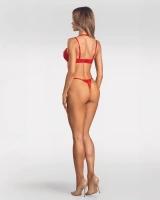 Ensemble de lingerie rouge avec des chaînes en or